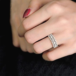 Anello da Donna Scintillante a Strati con Pavé, Gioiello da Dito Stile Hip Hop - Product Image 3