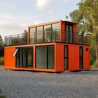 Maison préfabriquée à deux étages avec façade vitrée ouverte et terrasse de jardin