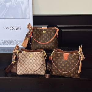 กระเป๋าใส่บัวรดน้ำวัสดุ PU ลายเรขาคณิตคุณภาพสูง ซับในทำจากโพลีเอสเตอร์ มันเป็นกระเป๋าถือของดีไซเนอร์ 1085 - Product Image 1