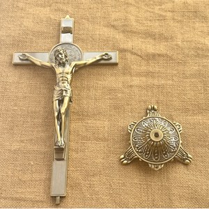 Crucifijo de pie de bronce antiguo HT de 32 cm, cruz de Jesús de aleación de zinc con medalla de San Benito, decoración católica para altar - Product Image 4