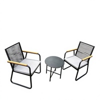 Ensemble bistrot 3 pièces en rotin tressé avec accoudoirs en bois, chaises rembourrées et table ronde en métal pour patio et jardin