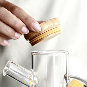 Dispensador de aceite de oliva higiénico de vidrio de boro con mango y cubierta de bambú - Product Image 5