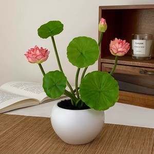 Plante artificielle de fleurs de lotus avec des feuilles en soie réalistes et des fleurs roses pour la décoration de la maison, du bureau et de la salle de thé - Product Image 4
