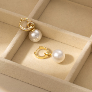Boucles d'oreilles pendantes élégantes en perles plaquées or avec zircon, design géométrique, pour anniversaire - Product Image 3