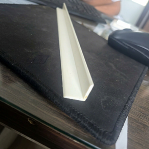 Protection d'angle en PVC rigide en forme de L, profilé en plastique pour protéger les murs, les piliers et les meubles, protection contre les chocs, utilisation sécurisée - Product Image 1