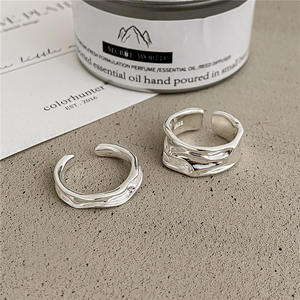 Bague ouverte en argent sterling 925 de style coréen à texture irrégulière pour femmes, bague minimaliste ondulée pour un usage quotidien - Product Image 1