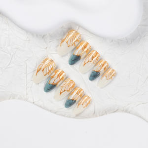 Juego de 24 piezas de alta calidad hecho a mano ABS almendra uñas patrón de línea dorada venta al por mayor modelo del fabricante diseño prensa uñas dedos - Product Image 2