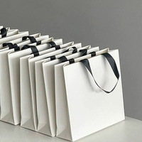 Sac en papier kraft de luxe en gros avec poignée, logo personnalisé, couleur blanche, pour vêtements, chaussures, emballage cadeau haut de gamme