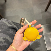 Mini sac à main artisanal en cuir de mouton avec porte-clés singe et breloque