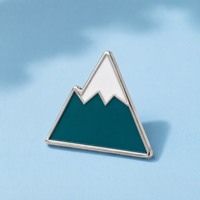 Badge en émail « Pointe de Montagne Alpin Enneigée » pour les amateurs de plein air, les excursions de randonnée, les souvenirs de voyage et la décoration de vestes