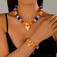 Ensemble collier et bracelet bohème fait main en résine colorée et perles acryliques en forme de cœur pour femme