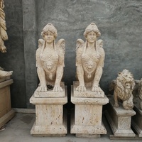 Statue de sculpture gréique en travertin jaune antique représentant un griffon et une chimère