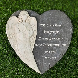 Décoration murale commémorative personnalisée en forme de cœur d'ange, plaque en résine artisanale avec ange en prière et message gravé - Product Image 5