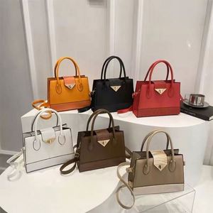 Sacs à bandoulière en cuir PU pour femmes, vente en gros, fermeture éclair, imperméables, forme oreiller, capacité 2-2,9 L, polyester - Product Image 1