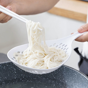 Grande cuillère passoire multifonction pour nouilles, boulettes et fondue, avec long manche en PP, lavage à la main uniquement - Product Image 3