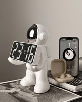 Réveil électronique LED moderne en forme d'astronaute, ornement de montre créatif en forme d'astronaute, ornement de montre en forme d'ours violent