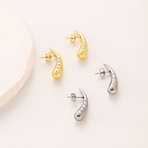 ต่างหูแบบติดหูทรงหยดน้ำโค้งเคลือบทอง 18K PVD ทำจากสแตนเลส 316L ประดับด้วยคริสตัลสำหรับผู้หญิง |   ปราศจากสารก่อภูมิแพ้และไม่ซีดจาง - Product Image 2