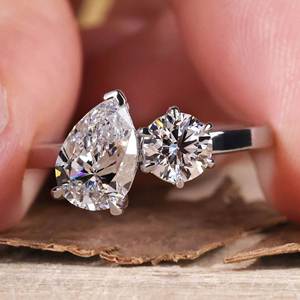 Anillos de compromiso de oro sólido al por mayor 10K 14K 18K VVS Moissanite diamante acentuado - Product Image 1