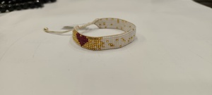 Bracelet artisanal Sstringz en perles Miyuki Delica blanches, dorées métalliques et bordeaux avec motif cœur, bijoux de mode ajustables - Product Image 5