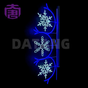 Guirlandes lumineuses de Noël en forme de flocon de neige montées sur poteau pour ajouter une touche d'hiver scintillante aux rues piétonnes, aux allées d'hôtels et aux quartiers commerciaux - Product Image 5