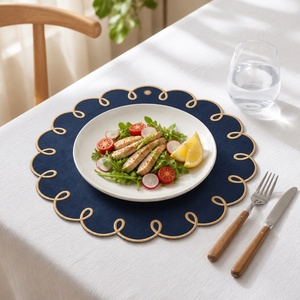 Servilletas de Lino/Algodón con Monograma Personalizado, Diseño Clásico Festoneado 100% Lino, Hechas a Mano y Bordadas, para Mesa de Comedor - Product Image 3