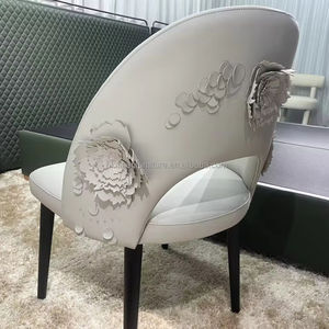 Chaise de salle à manger en bois massif sculpté de style britannique, personnalisable, avec revêtement en cuir léger, idéale pour la réception - Product Image 2