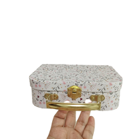 Valise en carton personnalisée en gros pour enfants, boîte cadeau bébé, boîtes en papier recyclé avec doublure en éponge, gaufrage et logo personnalisé