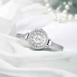 นาฬิกาข้อมือผู้หญิงสไตล์เรโทรสุดหรู ประดับพู่ห้อย ดีไซน์คริสต์มาส รุ่นควอตซ์ ขนาดกะทัดรัด - Product Image 1