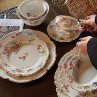 Nouvel arrivage : Service de table en céramique française à motifs floraux en relief – Élégant motif iris et rose – Tasse à thé exquise pour le goûter