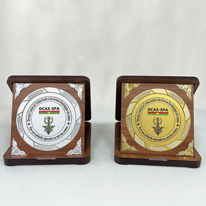 Placa de Premio <span class=keywords><strong>Cuadrada</strong></span> de <span class=keywords><strong>Madera</strong></span> Personalizada, Nuevo Diseño 2026, Trofeo de <span class=keywords><strong>Madera</strong></span> Roja Personalizado con <span class=keywords><strong>Caja</strong></span> Premium para Graduación y Deportes - Product Image 2