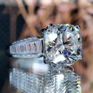 Anello Elegante da Donna con Accento in Pietra Bianca, Gioiello Regolabile in Lega, Stile Moderno e Minimalista - Product Image 1