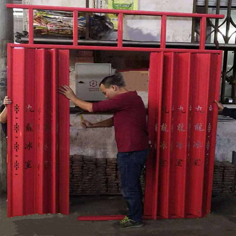 แกะสลักสีแดงขนาดใหญ่