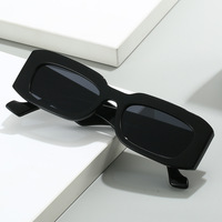 Lunettes de soleil rectangulaires polyvalentes tendance 2024, design carré simple avec verres UV400 pour adultes
