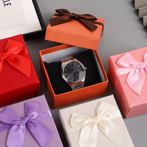 Cajas de Regalo para Almacenamiento de Relojes, al por Mayor, Personalizadas, de Cartón Gris, Materiales Reciclados, Laminación Mate, con Relieve y Forro de Esponja - Product Image 1