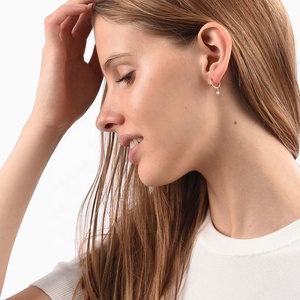 2025 fabricant en gros nouvelle haute qualité Fine mode femmes boucles d'oreilles 925 argent petites boucles d'oreilles perle blanche - Product Image 2