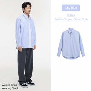 เสื้อเชิ้ตผู้ชายสไตล์บูติก แนวธุรกิจลำลอง ลายทางแนวตั้ง สีฟ้าอ่อน ทรงหลวม มีกระเป๋าเสื้อ พรีเมียม แขนยาว ติดกระดุม - Product Image 4