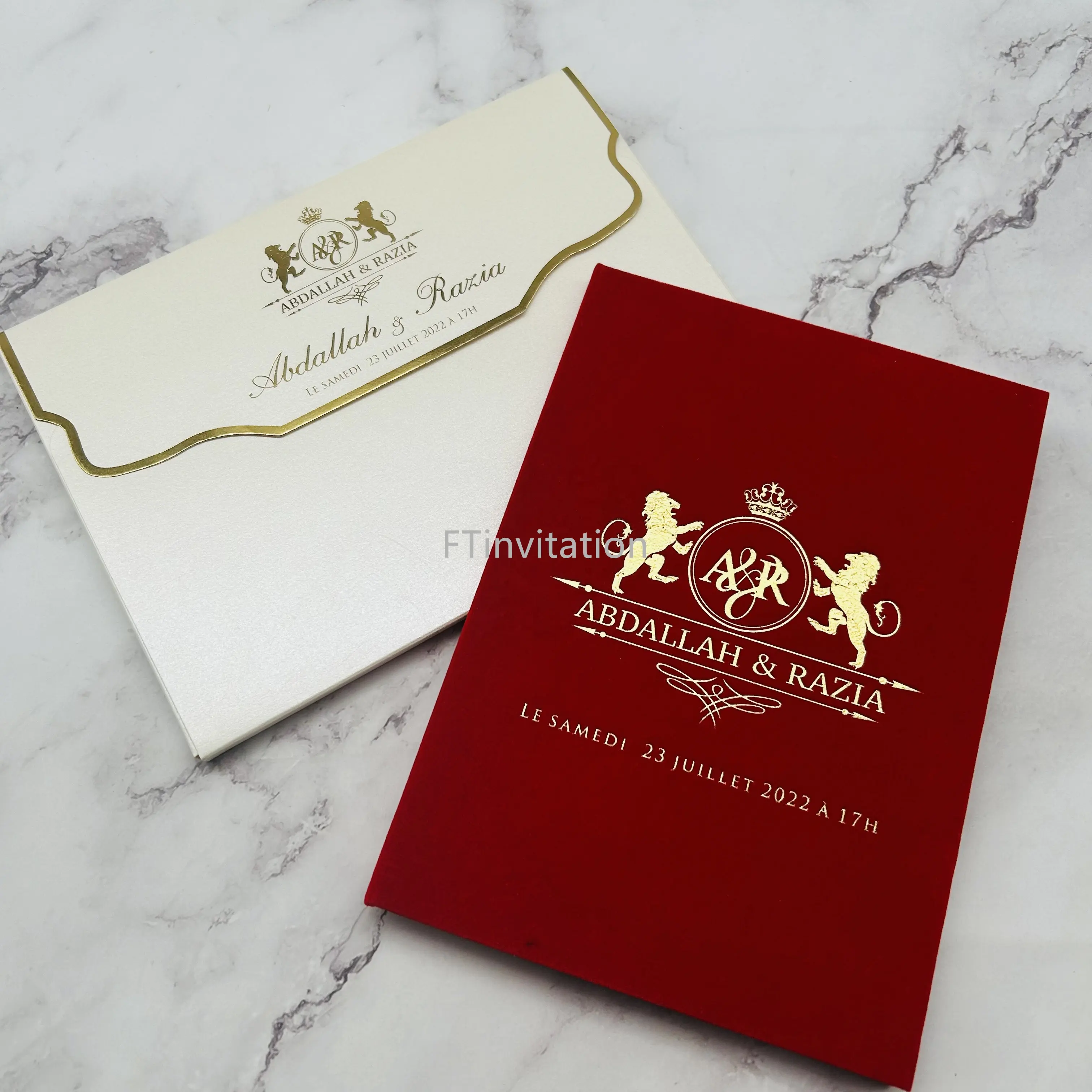 Cartoline con copertina rigida in velluto bordeaux stampate personalizzate con busta in lamina d'oro, le carte d'invito di nozze di lusso