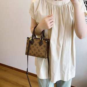 Sacs fourre-tout de luxe unisexe en cuir véritable Louis Version 2025 avec fermeture éclair, deux poignées, pliables, forme oreiller de voyage - Product Image 5