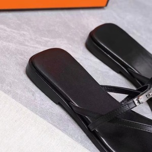 Vente en gros de tongs confortables antidérapantes pour femmes et de sandales plates de créateurs, pour l'été, la plage et les activités de plein air - Product Image 4