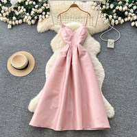 Robe décontractée élégante en satin pour femme WIWT, bretelles spaghetti, coupe trapèze, col en V, plissée, fluide, longueur midi, pour tous les jours, les fêtes et les vacances