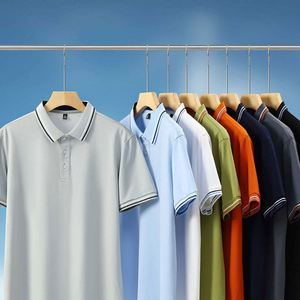 เสื้อโปโลผู้ชายแบบกำหนดเองสำหรับธุรกิจและองค์กร เนื้อผ้าระบายอากาศ เป็นมิตรกับสิ่งแวดล้อม ผลิตจากโพลีเอสเตอร์ผสมสแปนเด็กซ์ แขนสั้น พร้อมสกรีนโลโก้ - Product Image 1