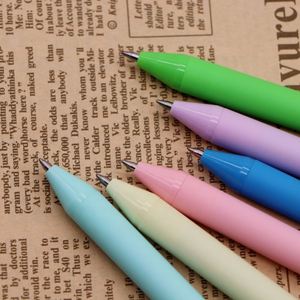 Stylos en plastique recouverts de caoutchouc en gros - Stylos à bille rétractables personnalisés avec logo imprimé multicolore pour fournitures de papeterie bon marché - Product Image 3