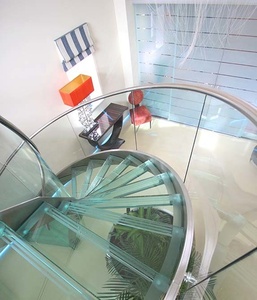 Escalier flottant incurvé <span class=keywords><strong>de</strong></span> luxe moderne avec garde-corps en verre sans cadre, marches en bois massif et structure en acier - Product Image 3