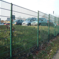 Système de clôture anti-escalade en treillis métallique double 2D avec poteaux en acier galvanisé et assemblage de barres plates pour clôture de protection extérieure municipale