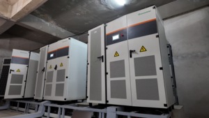 Sistema <span class=keywords><strong>de</strong></span> Energía Solar C&I <span class=keywords><strong>de</strong></span> 100KW 200KW 300KW 500KW, Sistema Híbrido <span class=keywords><strong>de</strong></span> Almacenamiento <span class=keywords><strong>de</strong></span> Energía con Motor Eólico para Uso Industrial - Product Image 4