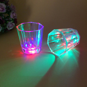 Vaso <span class=keywords><strong>de</strong></span> chupito LED intermitente, vasos <span class=keywords><strong>de</strong></span> chupito <span class=keywords><strong>de</strong></span> plástico, venta al por mayor, vaso <span class=keywords><strong>de</strong></span> chupito brillante <span class=keywords><strong>de</strong></span> 2 oz, vaso LED intermitente para suministros para fiestas, <span class=keywords><strong>Bar</strong></span> <span class=keywords><strong>de</strong></span> bodas - Product Image 1