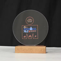 Plaque de trophée en acrylique de forme ronde de taille personnalisée avec base en bois