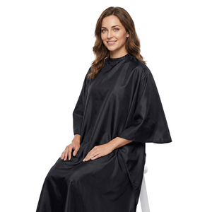 Cape de coiffeur professionnelle noire résistante à l'eau pour la coupe et le coiffage des cheveux - Product Image 1