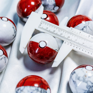 Vente en gros de sphères de cristal naturelles en howlite de haute qualité, sculptées à la main, artisanat populaire, pierre de guérison, petite boule de Poké Ball pour la décoration de la maison - Product Image 5