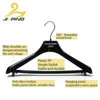 Cintres en plastique noir personnalisables en gros pour vêtements et pantalons |   Conception durable 2-en-1 avec impression de logo pour les boutiques